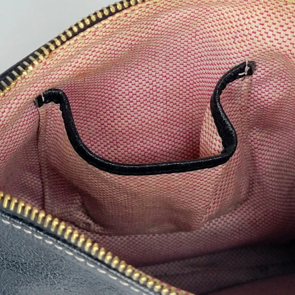 Dooney & Bourke Black Leather Crossbody Bag. P127‎